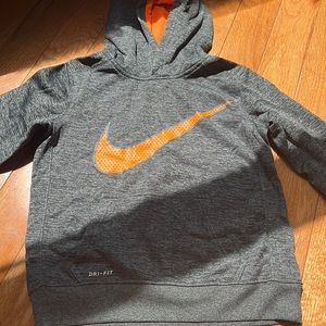 New with tags Nike Therma sweatshirt